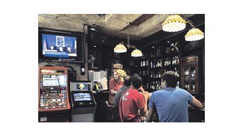 El video dirigido a la cadena británica BBC es visto en un pub irlandés en la localidad de Hernani, cerca de San Sebastián, uno de los bastiones de los abertzales.