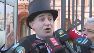 El Mago sin Dientes pidió desde la puerta de la Casa Rosada ser atendido por Javier Milei.
