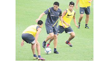 La habilidad de Juan Román Riquelme en medio de dos rivales. El volante jugará mañana por la Copa Argentina su primer partido de 2012.