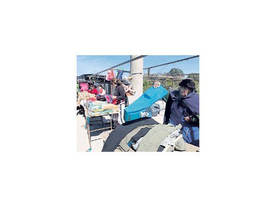 Puestos de artículos textiles en La Salada, un mercado negro donde, según la UE, se comercializan unos u$s 9 millones por semana.
