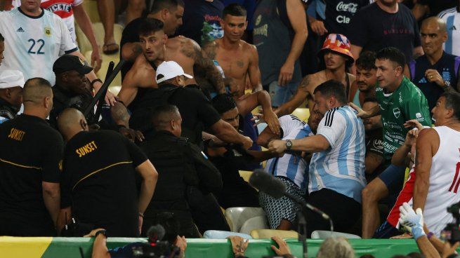 Disturbios. Hinchas argentinos se trenzaron con la policía brasileña y todo fue escándalo en Río de Janeiro.&nbsp;