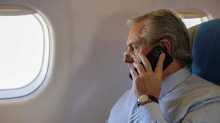 Alberto viaje avión teléfono.jpg