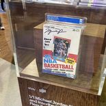 Una caja sellada de cromos de básquetbol Freer de 1986-87, firmada y dedicada por Michael Jordan, se vendió por u$s900.100 en una subasta de eBay. Una caja sellada de cromos de básquetbol Freer de 1986-87, firmada y dedicada por Michael Jordan, se vendió por u$s900.100 en una subasta de eBay.