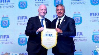 Infantino y Tapia, presidentes de FIFA y AFA.