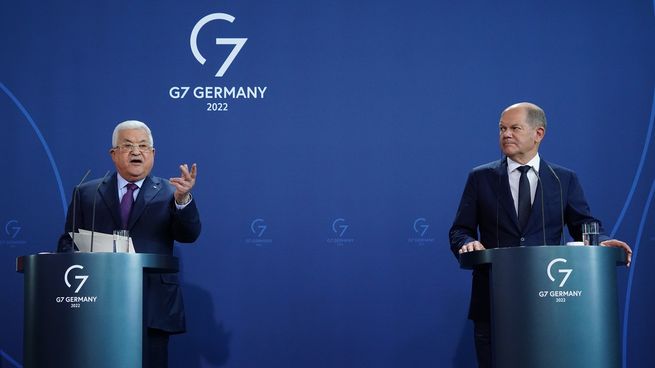 El canciller de Alemania, Olaf Scholz, y el presidente palestino, Mahmud Abás.
