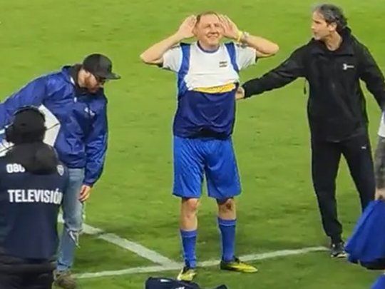 Topo Gigio. Alberto Mogotes ponderó a Riquelme y Cristina, la platea lo insultó y él respondió como el ídolo al expresidente Mauricio Macri.