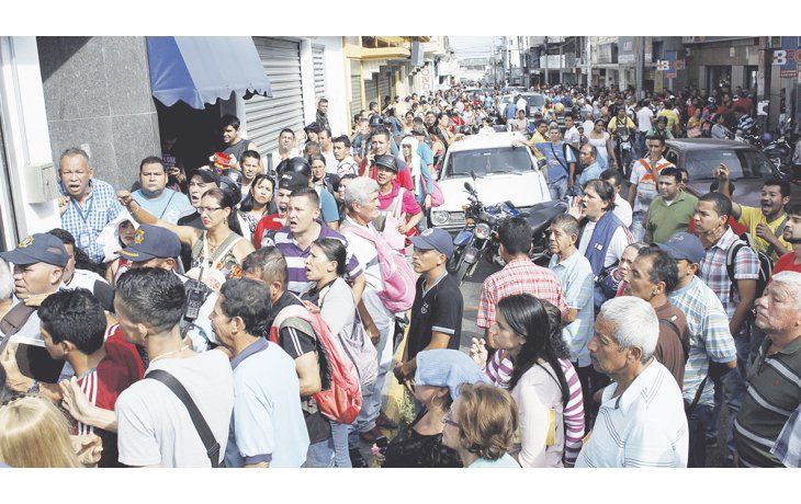 ámbito.com | FILAS Y MÁS FILAS. Los venezolanos se formaron en las entradas de los bancos a primera hora de ayer para depositar sus billetes de 100 bolívares. En unos días, deberán regresar para obtener los nuevos papeles de alta denominación.