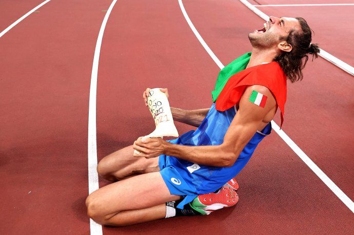 Gianmarco Tamberi celebra el oro en salto en alto junto a su bota de yeso que lo tuvo afuera de Tokio 2020 antes de la postergación.