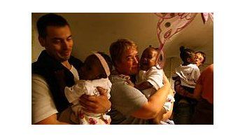Más de 300 niños haitianos adoptados por familias francesas pasarán Navidad en sus nuevas casas.