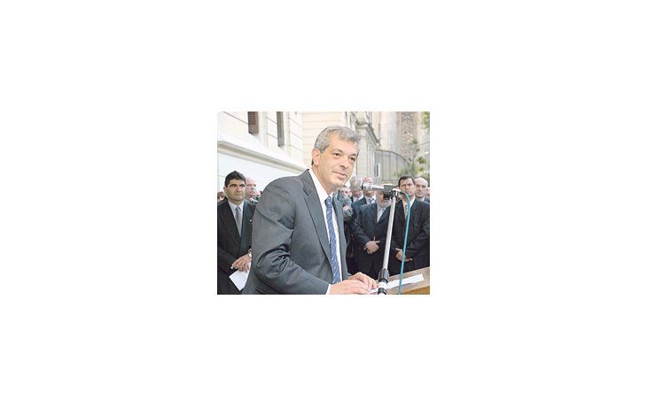 El ministro de Agricultura, Julián Domínguez, entregó $ 64,5 millones para la provincia de Buenos Aires, como parte del nuevo Plan Federal del Bicentenario de Ganados y Carnes.