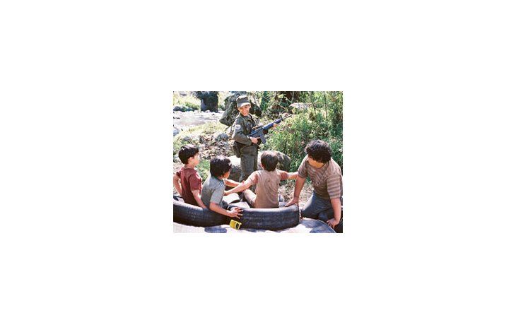 ámbito.com | Una imagen de «Voces inocentes», buen film del mexicano Luis Mandoki sobre el reclutamiento forzoso de niños en la convulsionada El Salvador de los años ’80.