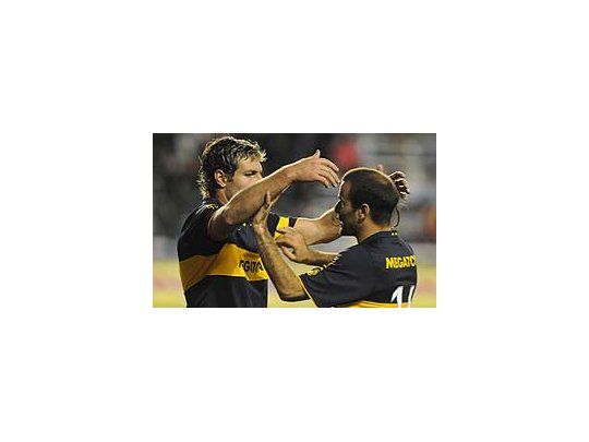 Los delanteros xeneizes, Palermo y Palacio se saludan.