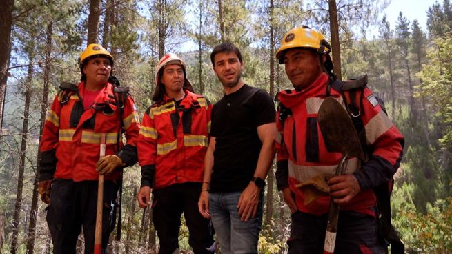 Ignacio Torres recorrió las zonas afectadas por los incendios junto a brigadistas.