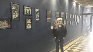 Acedo. En el pasillo de ION, con las fotos de los grandes que allí grabaron