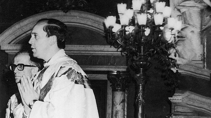 Bergoglio, en sus comienzos como sacerdote. Bergoglio, en sus comienzos como sacerdote.