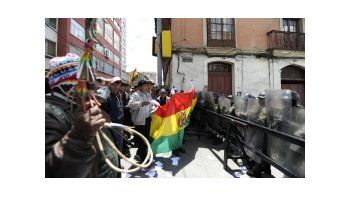 Ahorristas bolivianos se agolparon en las puertas de los bancos para reclamar la devolución de su dinero.
