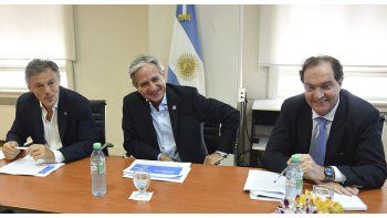 Los ministros de Producción, Francisco Cabrera; de Modernización, Andrés Ibarra y el Secretario Legal y Técnico, Pablo Clusellas, en la charla con periodistas.
