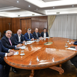 Luis Caputo junto a la cúpula de la UIA. Luis Caputo junto a la cúpula de la UIA.