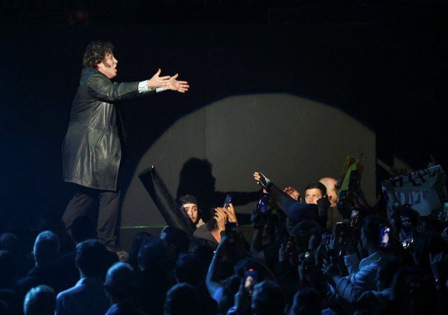 La puesta en escena busca reforzar el costado rockero de Milei. La puesta en escena busca reforzar el costado rockero de Milei.