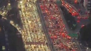 Impresionante colapso de vehículos en una autopista de EEUU