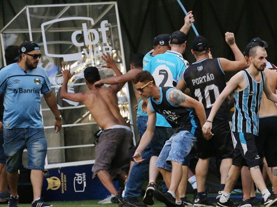 Los hinchas de Gremio se descontrolaron con la cabina del VAR y la destrozaron.