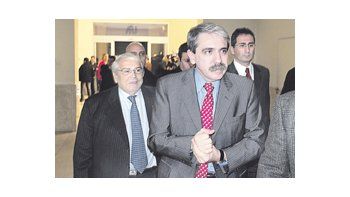 ámbito.com | Héctor Méndez y Aníbal Fernández al ingresar ayer al edificio de la UIA, donde se ofreció el almuerzo que dio marco al diálogo.
