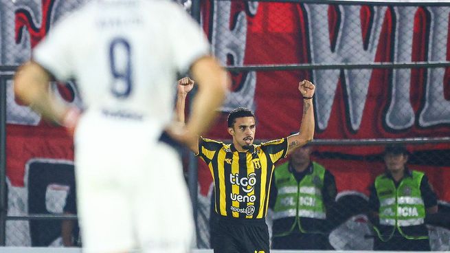 Goleador. Vargas, el héroe de Guaraní ante Independiente por sus dos tantos.