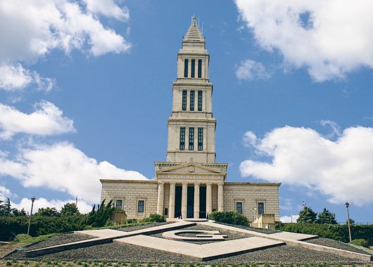 El George Washington Masonic Memorial, que está en Alexandria, Virginia, es uno de los puntos de partida de los tours que reco- rren la ciudad de Washington D.C. siguiendo el nuevo thriller del autor de «Ángeles y demonios».