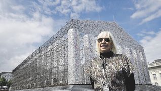 minujín. El Partenón de los libros prohibidos que presentó en Art Basel.