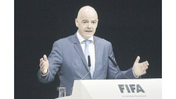 ámbito.com | Gianni Infantino es un suizo hijo de inmigrantes calabreses de gran relación con Latinoamérica. Viajará a  Montevideo para ver Uruguay-Chile por las Eliminatorias y quizás pase por la Argentina.