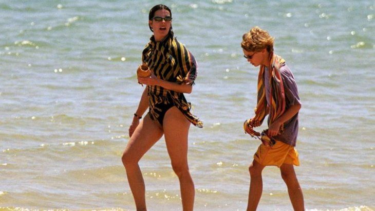 Like the postcard with her mother, also on the beach, Carolina walks next to one of her children. Like the postcard with her mother, also on the beach, Carolina walks next to one of her children.