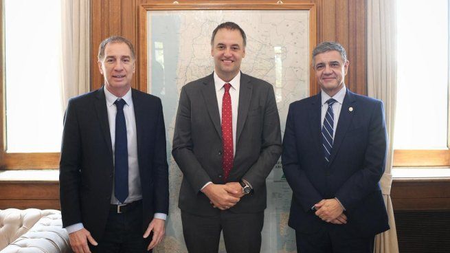 El ministro del Interior, Diego Santilli, y el jefe de Gabinete, Manuel Adorni, recibieron al alcalde porteño, Jorge Macri.&nbsp;