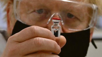 APUESTA. El primer ministro británico, Boris Johnson, considera la vacuna de AstraZeneca y la Universidad de Oxford la principal esperanza para poner bajo control al covid-19.