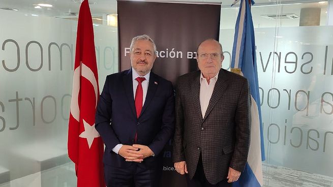 Carlos Brown, del banco BICE, y el secretario general de la Cámara de Comercio Argentina Turca, Ozgür Demir.&nbsp;