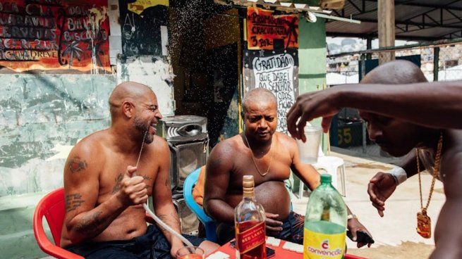 Adriano y su nueva vida en la favela. En Villa Cruzeiro. Su casa, su lugar en el mundo.