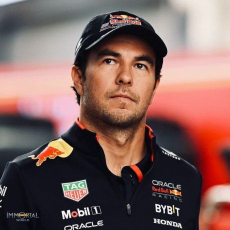 Aún dicen que Sergio Checo Pérez no tiene asegurada su butaca en Red Bull para 2025. Sin embargo, los acuerdo de patrocinios y la millonada que le pediría el mexicano en caso que la escudería rompa con antelación su contrato le otorga cierta ventaja para su continuidad. Aún dicen que Sergio Checo Pérez no tiene asegurada su butaca en Red Bull para 2025. Sin embargo, los acuerdo de patrocinios y la millonada que le pediría el mexicano en caso que la escudería rompa con antelación su contrato le otorga cierta ventaja para su continuidad.