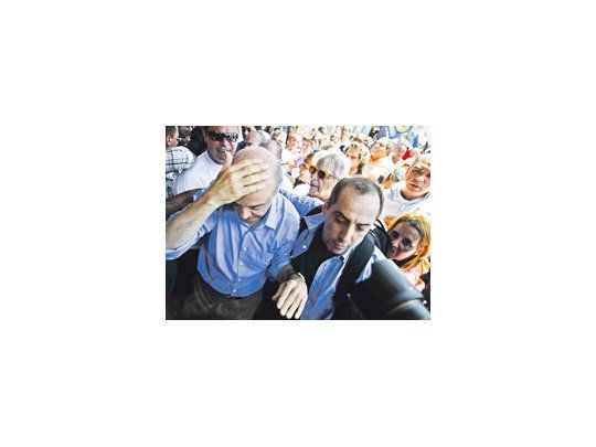 El candidato opositor a la presidencia de Brasil, José Serra, recibió un golpe en la cabeza al quedar en medio de un enfrentamiento entre militantes de su partido y del oficialismo. «El estilo PT es el de las tropas de asalto nazis», exageró luego.