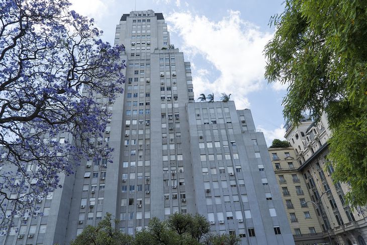 Posee 105 departamentos distribuidos en 31 niveles Posee 105 departamentos distribuidos en 31 niveles