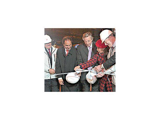 Luis Betnaza (Techint), Daniel Scioli, Néstor y CristinaKirchner y Paolo Rocca cortan las cintas del Alto Horno 2«Evita» en la que fue la planta de SOMISA.