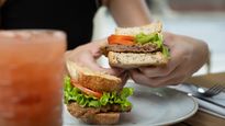 Merienda propone una experiencia gastronómica all day en Palermo, con cafetería de especialidad, pastelería artesanal y una carta que cambia según el momento del día.