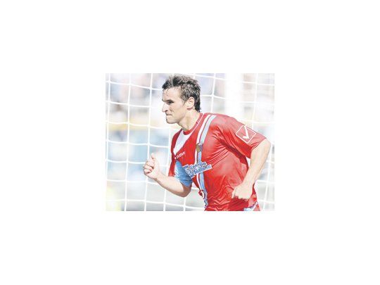 Gonzalo Bergessio grita su gol con el que el Catania mantuvo la categoría. El equipo de los argentinos que dirige Diego Simeone seguirá en Primera en la temporada 2011/2012.