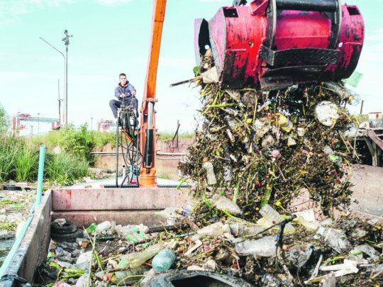 Basura. Toneladas de residuos se retiran mensualmente del Riachuelo.