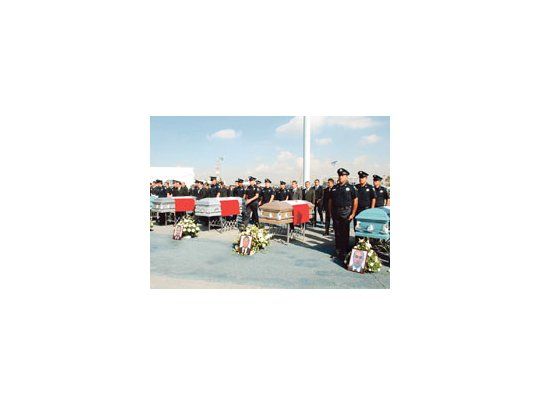 hubo congoja en el funeral de 12 de los policías federales asesinados por el clan mafioso La Familia realizado en ciudad de México el miércoles.