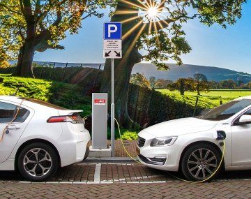 Los autos híbridos y eléctricos son cada vez más utilizados en todo el mundo Los autos híbridos y eléctricos son cada vez más utilizados en todo el mundo