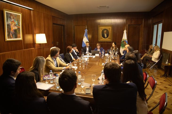 Bullrich encabezó un encuentro con los senadores libertarios, que compondrán el segundo bloque más numeroso, detrás del peronista. Bullrich encabezó un encuentro con los senadores libertarios, que compondrán el segundo bloque más numeroso, detrás del peronista.