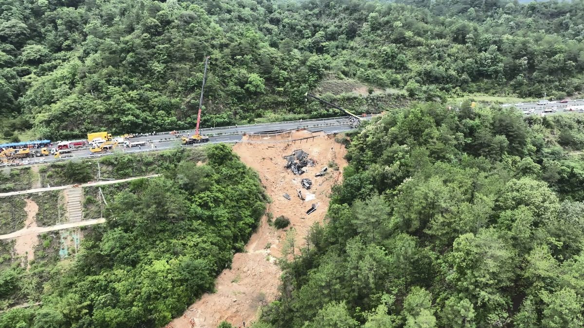36 dead and 30 injured after a road collapse