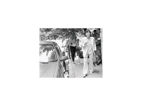 Con un estilo totalmente distinto del de Eugenio Zaffaroni y Carmen Argibay, la candidata la Corte Elena Highton de Nolasco evitó entrevistas rimbombantes y declaraciones explosivas cuando salió de su departamento.