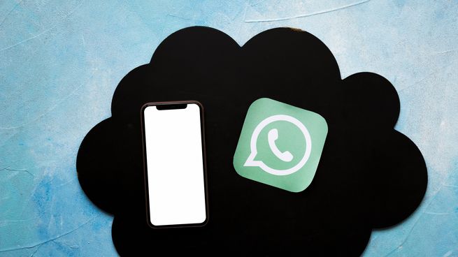 icono-telefono-inteligente-medios-negro-nube-sobre-pared-pintada-azuljpg