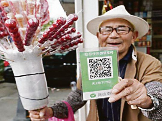 postal. Un recorte plastificado con un código QR para el pago virtual en una venta callejera. En grandes ciudades chinas y en el interior también.