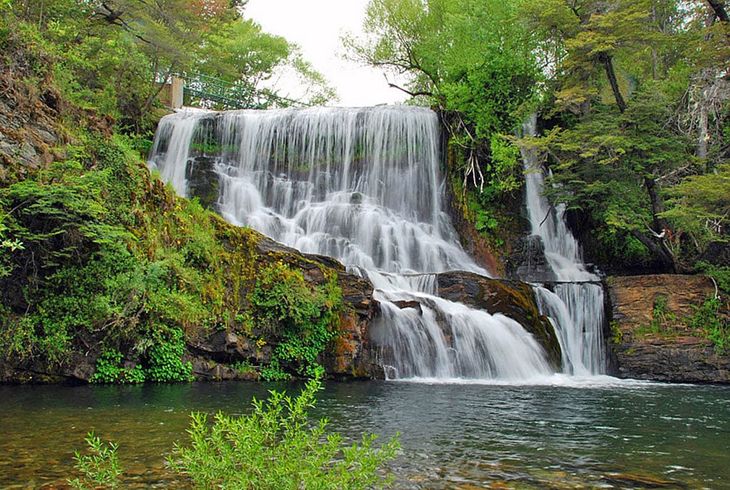 El salto de agua es de 30 metros de altura. El salto de agua es de 30 metros de altura.